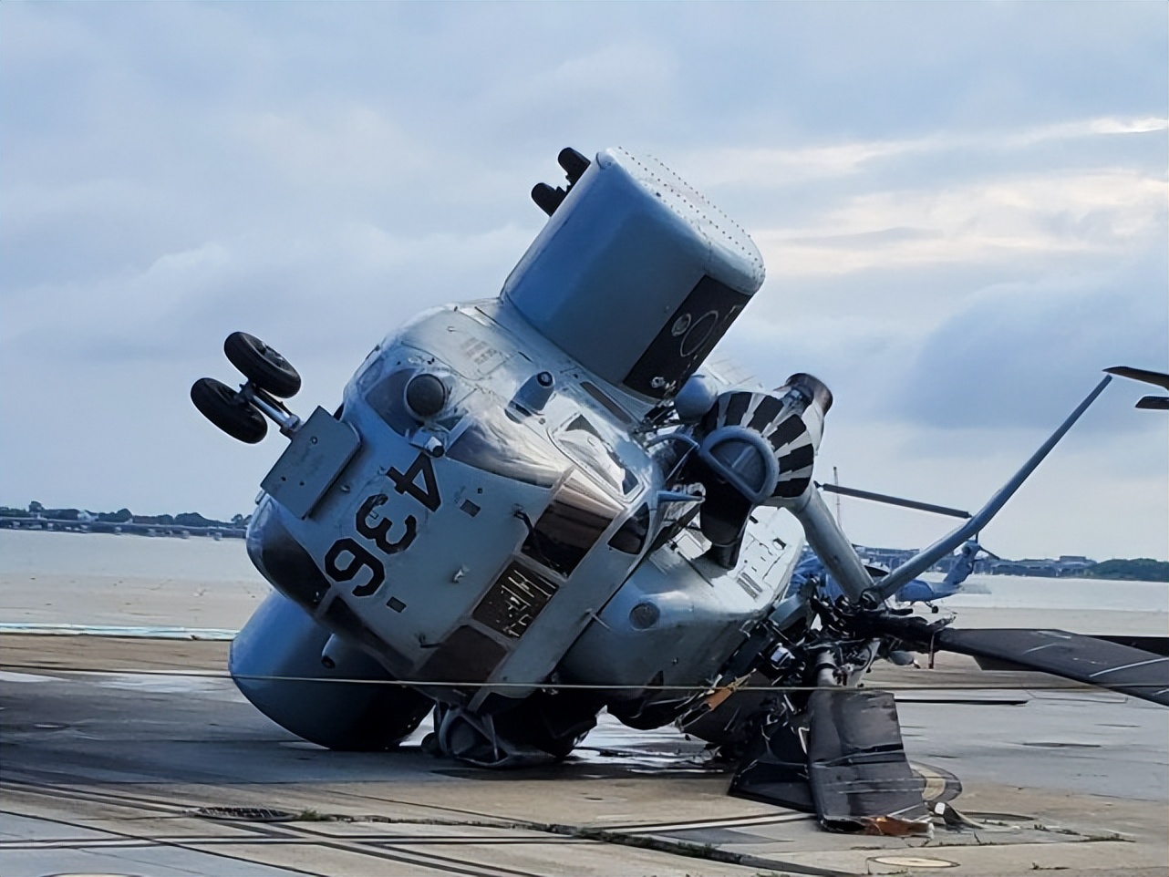 美国军用直升机坠毁最新消息,美国黑鹰直升机坠毁合集