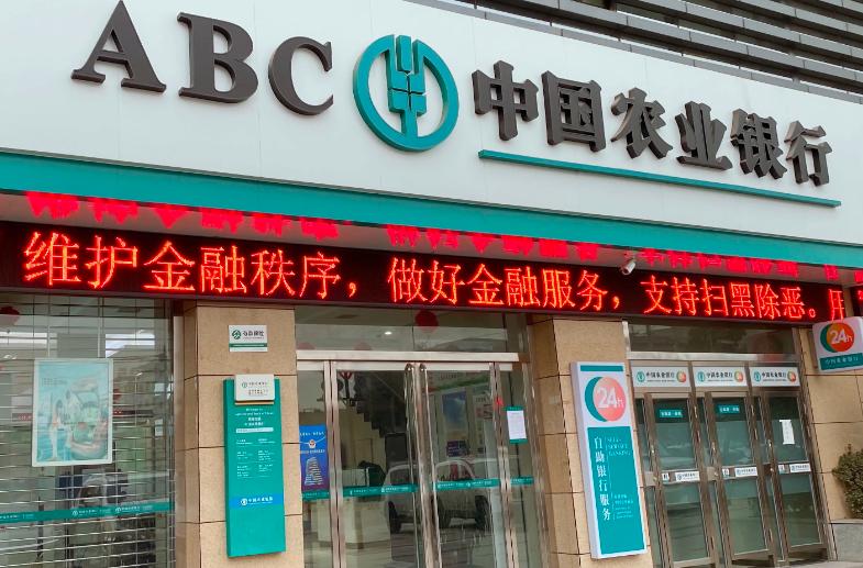 2021年，89岁老人取4000元，回家少了一半，民警调查发现暖心真相