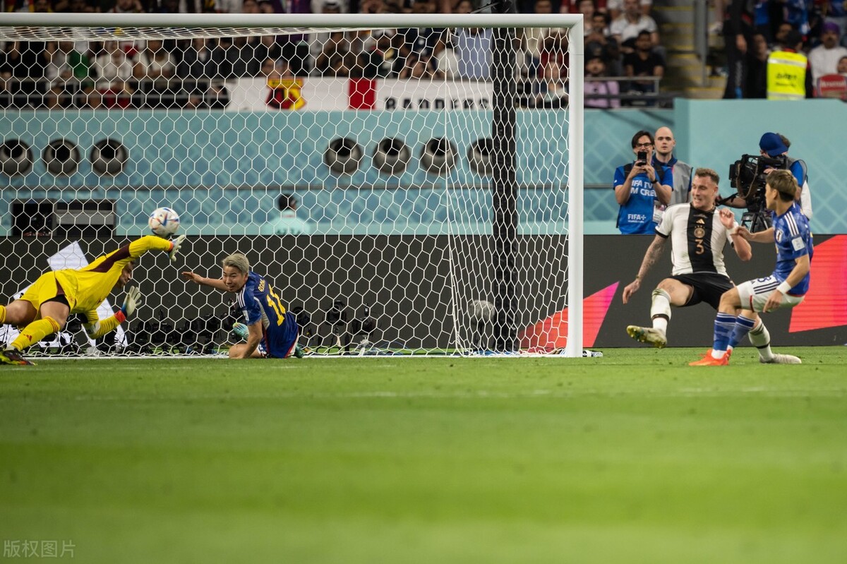 世界杯日本队2-1逆转胜德国冷门,2018年足球世界杯德国vs日本比赛