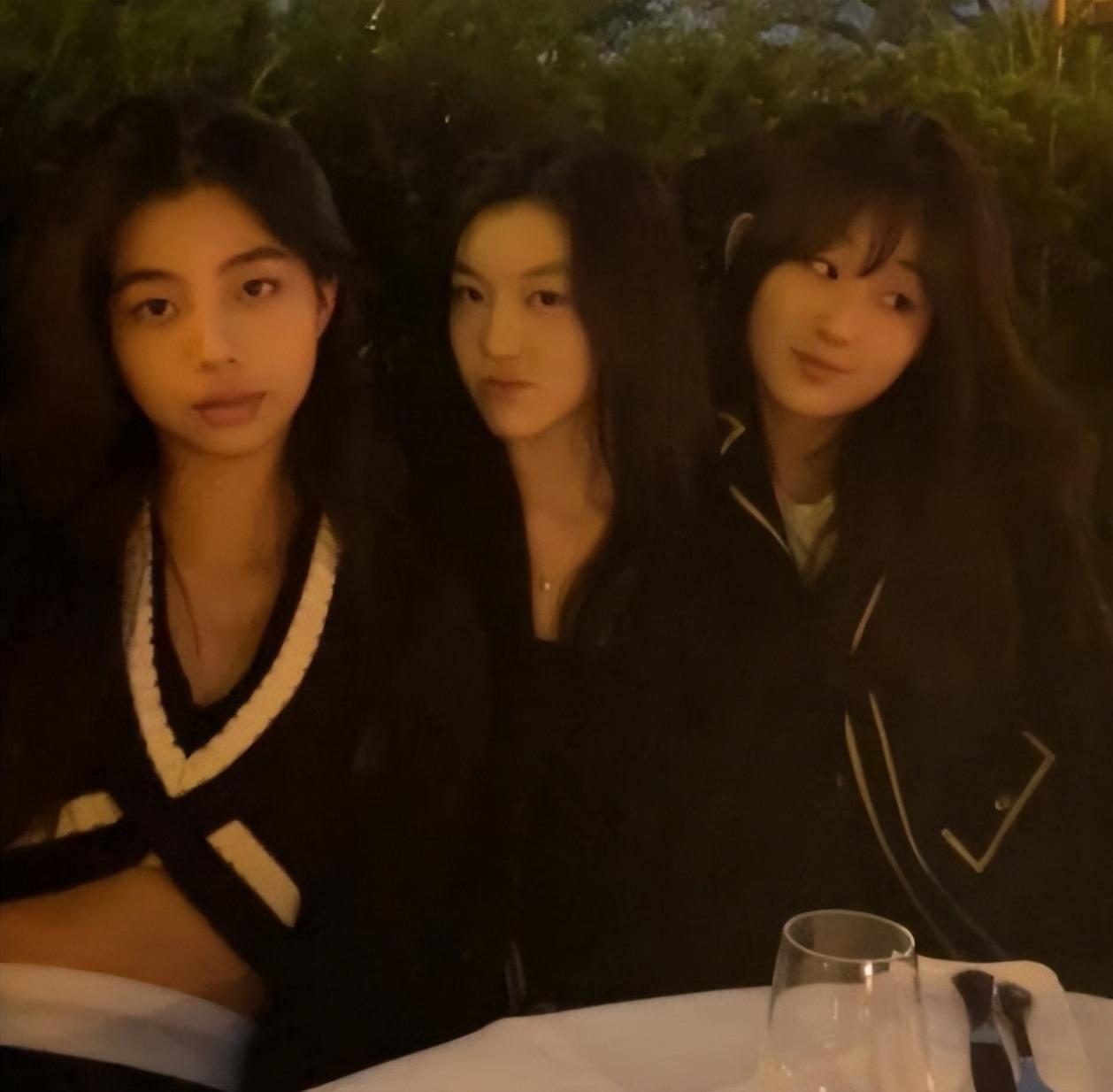 李嫣和男同学照片,李嫣和闺蜜一起逛街