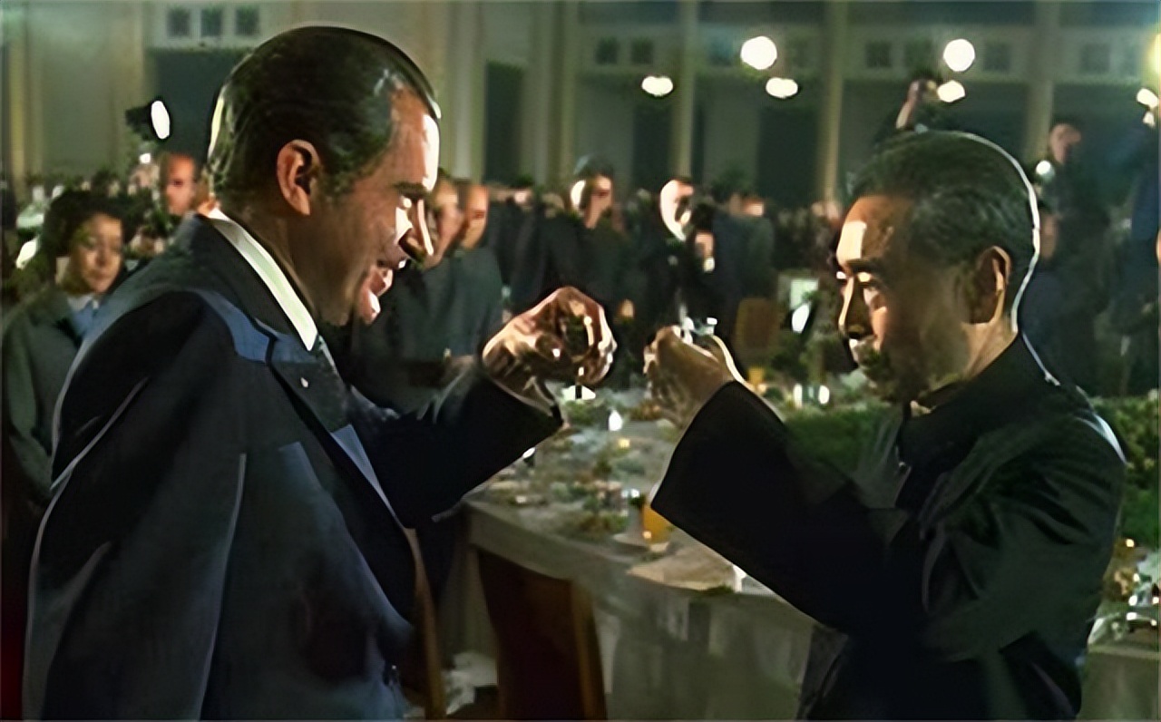 尼克松夫人对熊猫牌烟盒爱不释手，周总理：喜欢？送两只真的