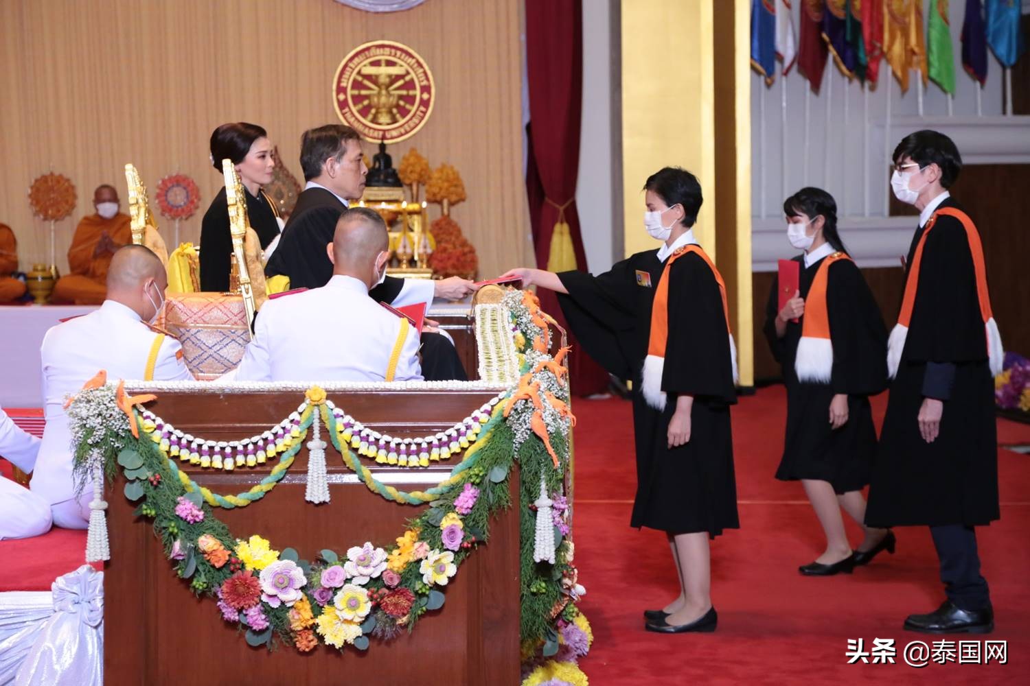 泰国国王携王后为法政大学毕业生颁发学位证