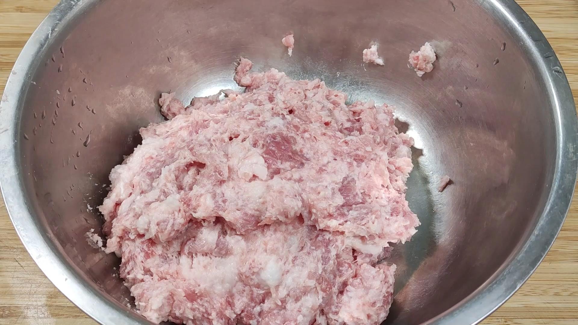 炸丸子切记不要放面粉和淀粉,炸肉丸子用面包糠炸才会又酥又脆