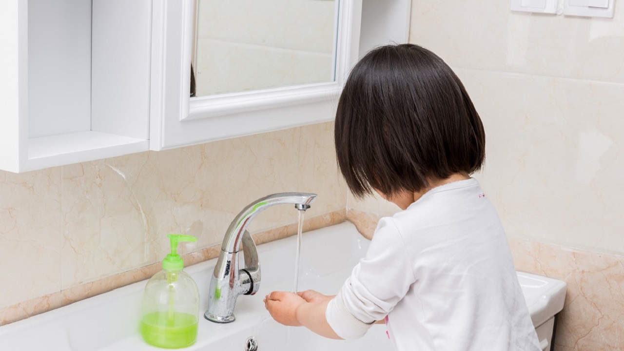 秋季腹泻宝宝发烧会持续多长时间,宝宝腹泻发烧一直想吐吐不出来