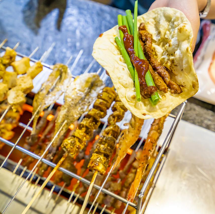 国外说淄博烧烤,老外也爱淄博烧烤