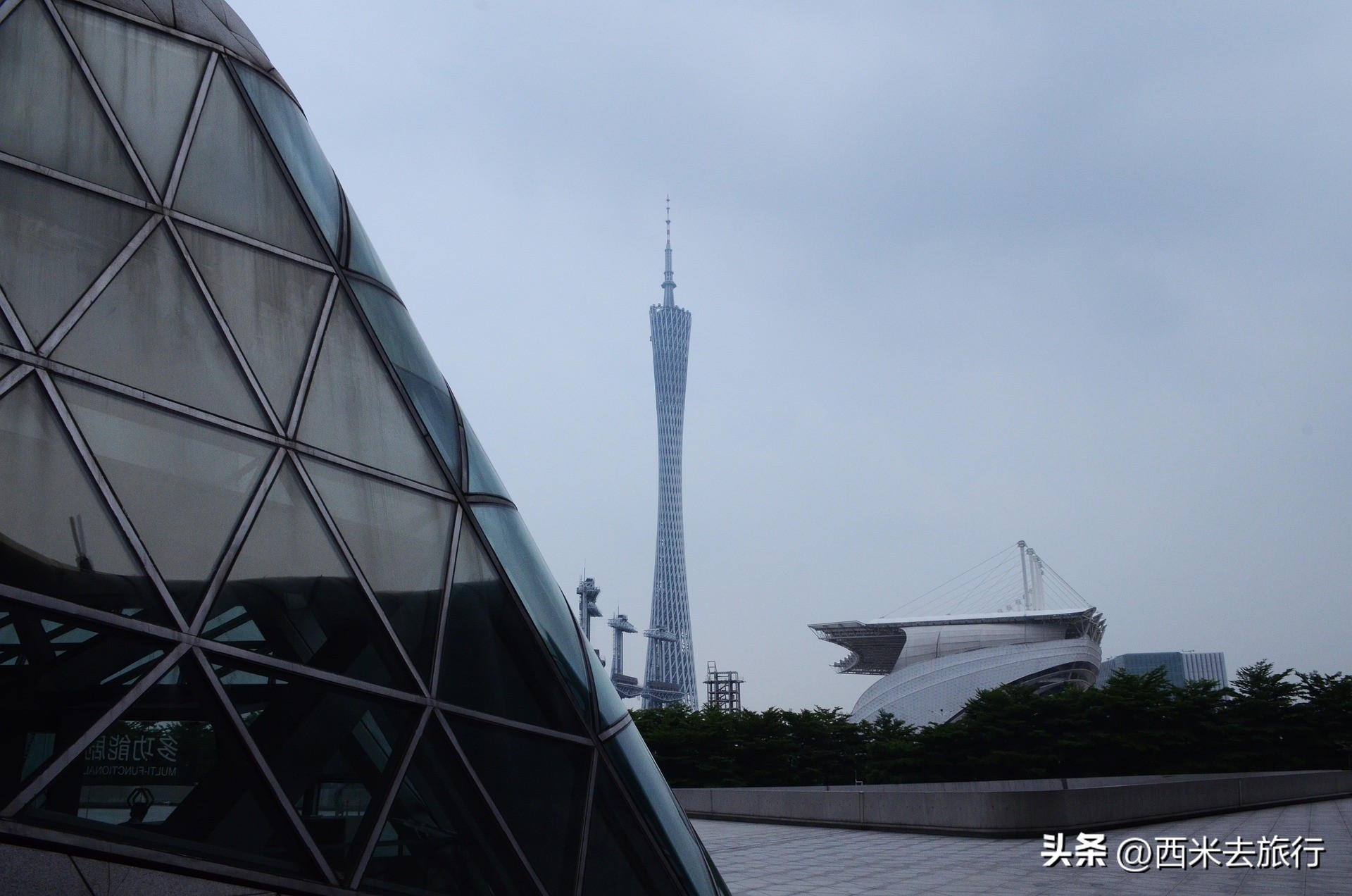 广州地标广州塔高耸入云壮观无比,广州塔巨型高达