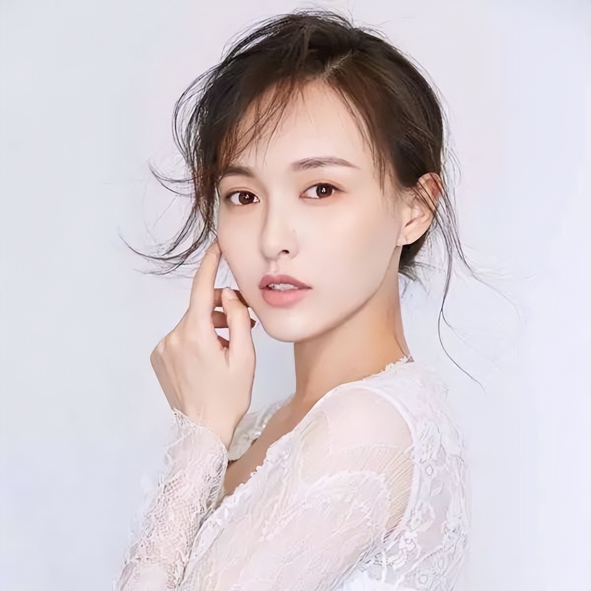 留刘海反而好看是什么原因,为什么有人留刘海更好看