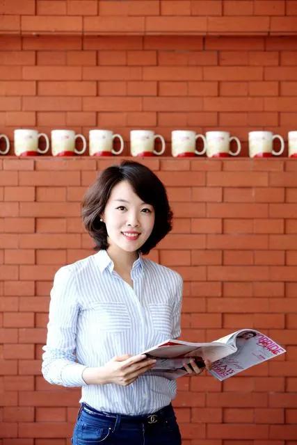 女性闪闪发光的腰带,女性腰带系法