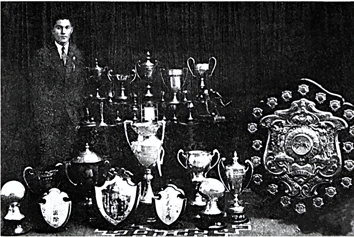 因为他们富有中国特色英语,中国足球也曾让我们热血沸腾