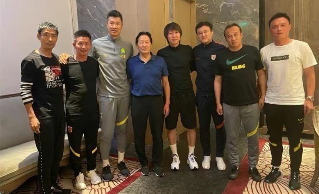 李铁还想逃避，名记实名举报，勾结现役中超教练操控国家队球员