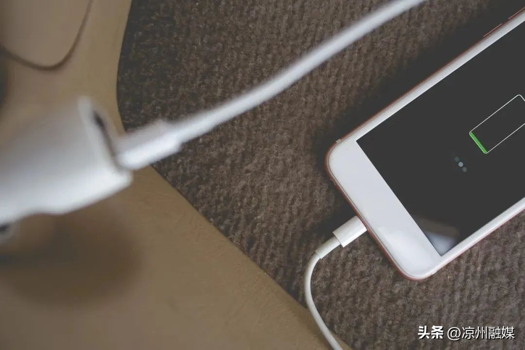 保护手机电池的正确充电方法,手机何时充电有利于电池的保养