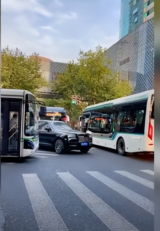 秦奋和韦雪现在什么关系,30万一双鞋秦奋