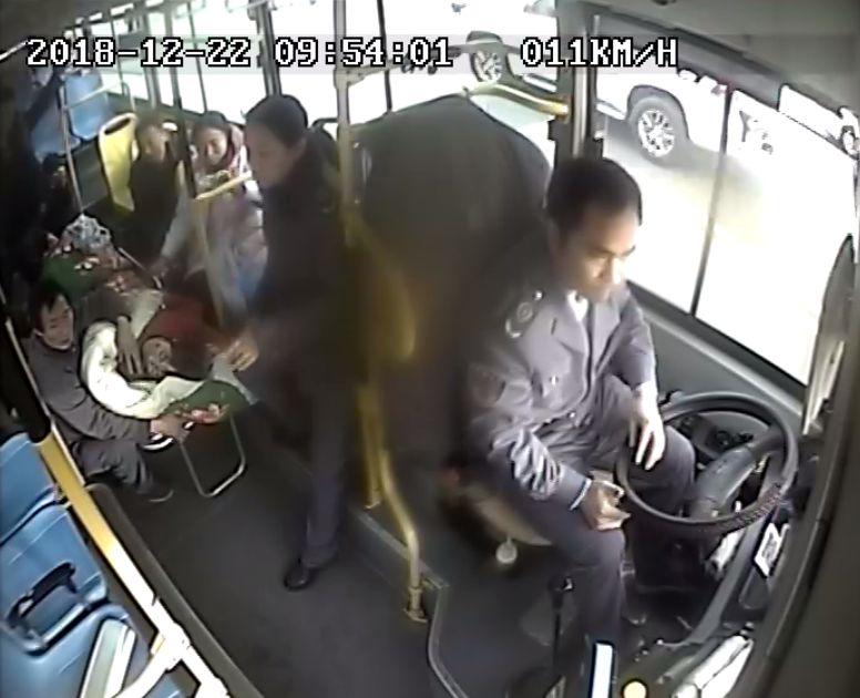 倒在血泊中的男子无人敢扶，撕开了当下社会“冷漠”的遮羞布