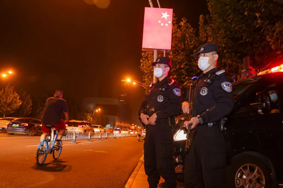 公安春节我在岗坚守岗位保平安,忠诚履职勇担当冒雨执勤保畅通