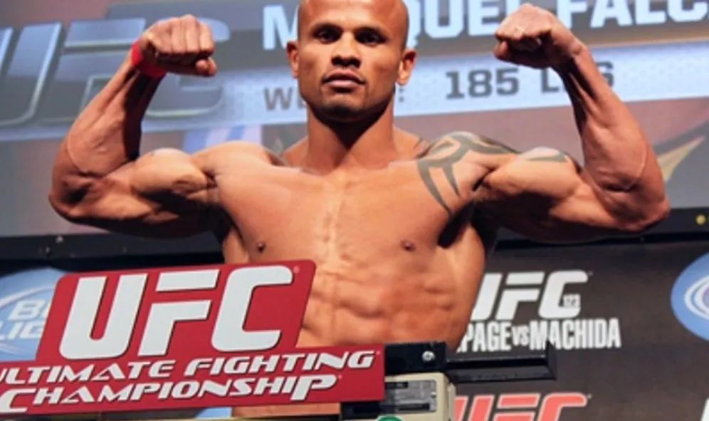 职业拳击手跟普通人打架,职业拳击手被混混打死