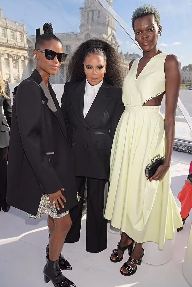 杰克逊妹妹闪耀秀场！兄妹俩真像，杰克逊24岁女儿看不出黑人基因