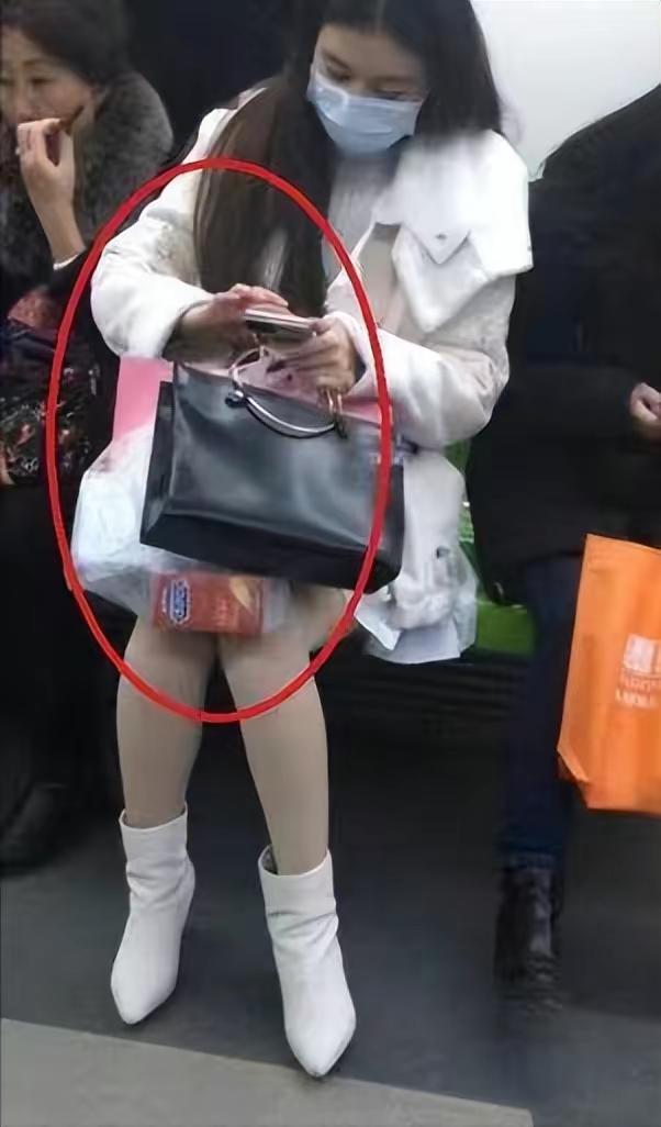 现在女大学生太开放,这么隐私的东西露在外面,男人看了都脸红了