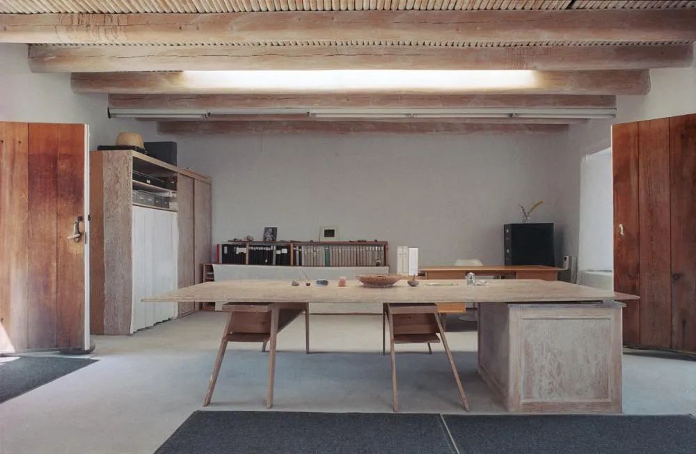 世界知名女画家独居沙漠35年！拒毕加索登门…网友：连家都是艺术