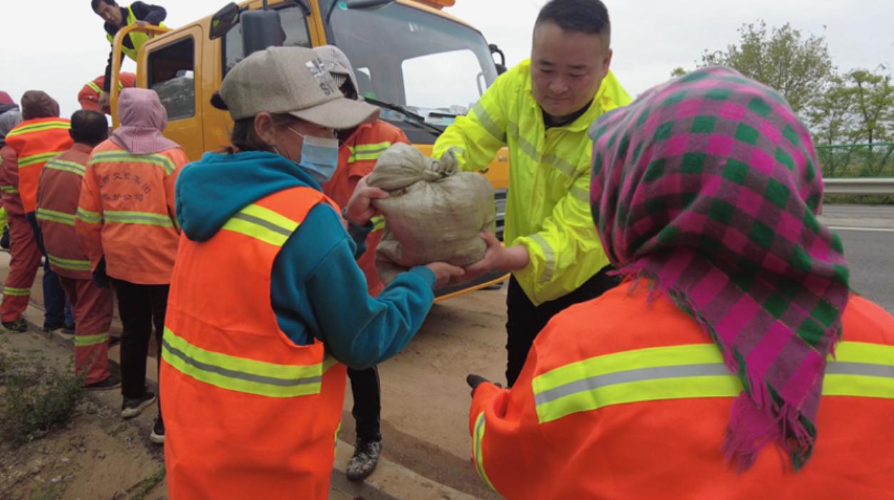 【*党**旗在基层一线高高飘扬】陕西：警民携手，筑牢防汛抗洪“安全堤”