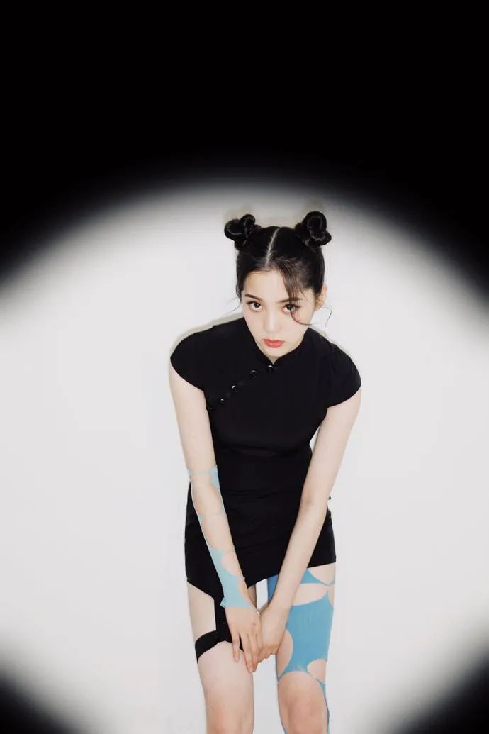 刘嘉玲关晓彤同框,穿旗袍大秀窈窕好身材