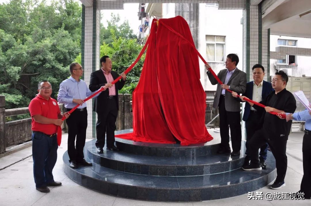 鱼跃龙门的雕塑,鱼跃龙门雕像图片