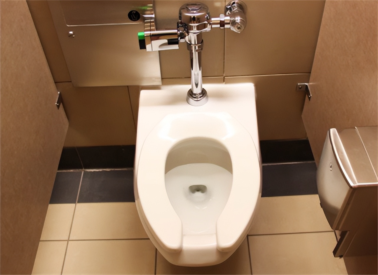 美国的马桶为什么前面有个缺口,为什么美国的马桶前面有个缺口