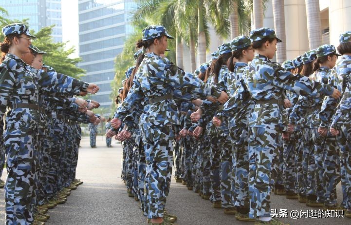 高校女生军训走光