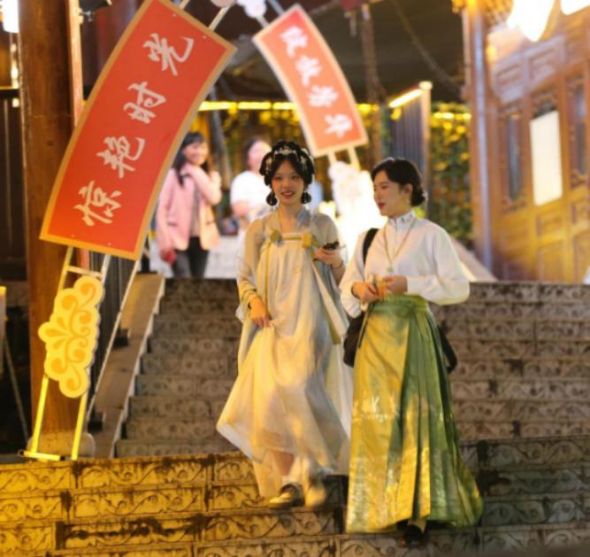 2023世界华服大会品贡茶悦宣恩