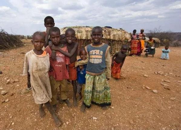 一鞋传三代，人走鞋还在。丢弃的报废轮胎，成了非洲最畅销的拖鞋