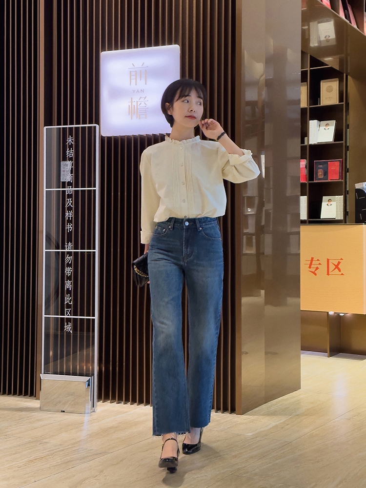 早春牛仔裤穿搭时尚感,春季搭配阔腿牛仔裤的上衣推荐