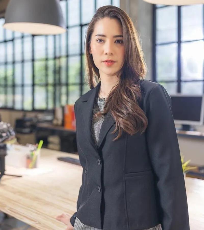 我帮女邻居联系一桩生意，她给了我50万，我用50万炒股赚了340万