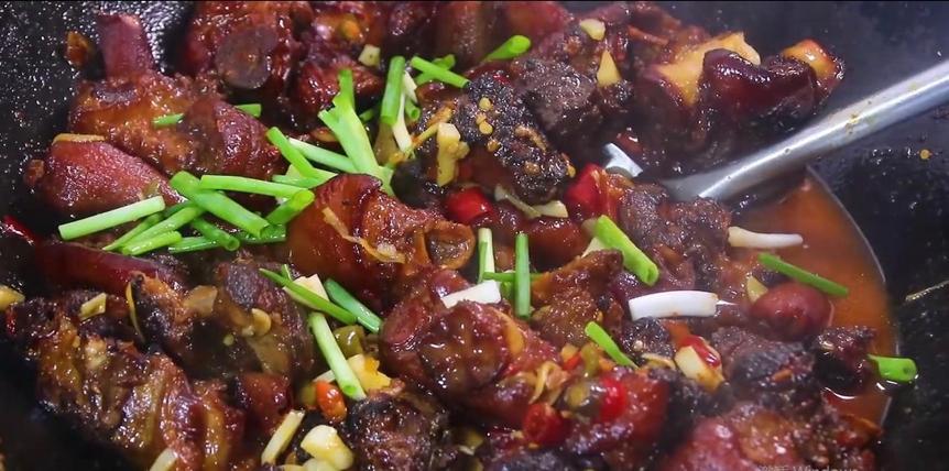 这才是猪蹄最好吃的做法，肥而不腻，香辣爽口，看着都流口水了