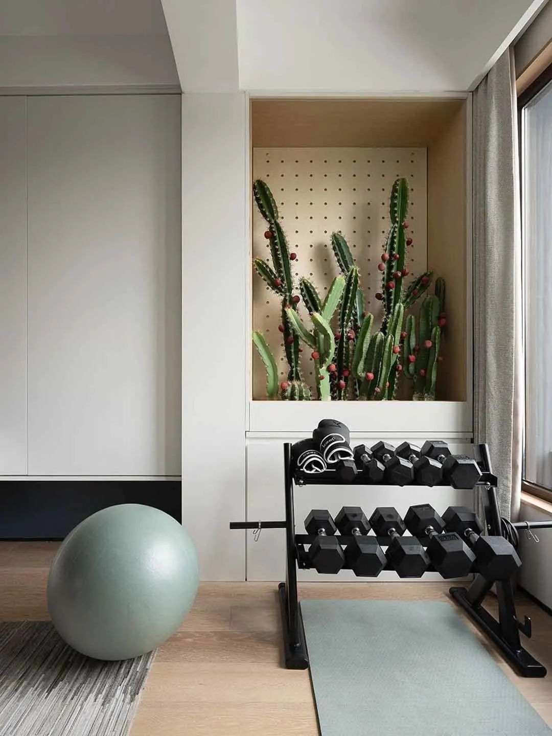 家里阳台怎么像露营感觉,阳台既能晾衣服也能当临时卧室