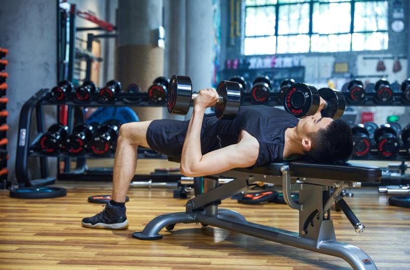 凌晨6点，香港中环健身房爆满，我顿悟了年薪百万的财富密码