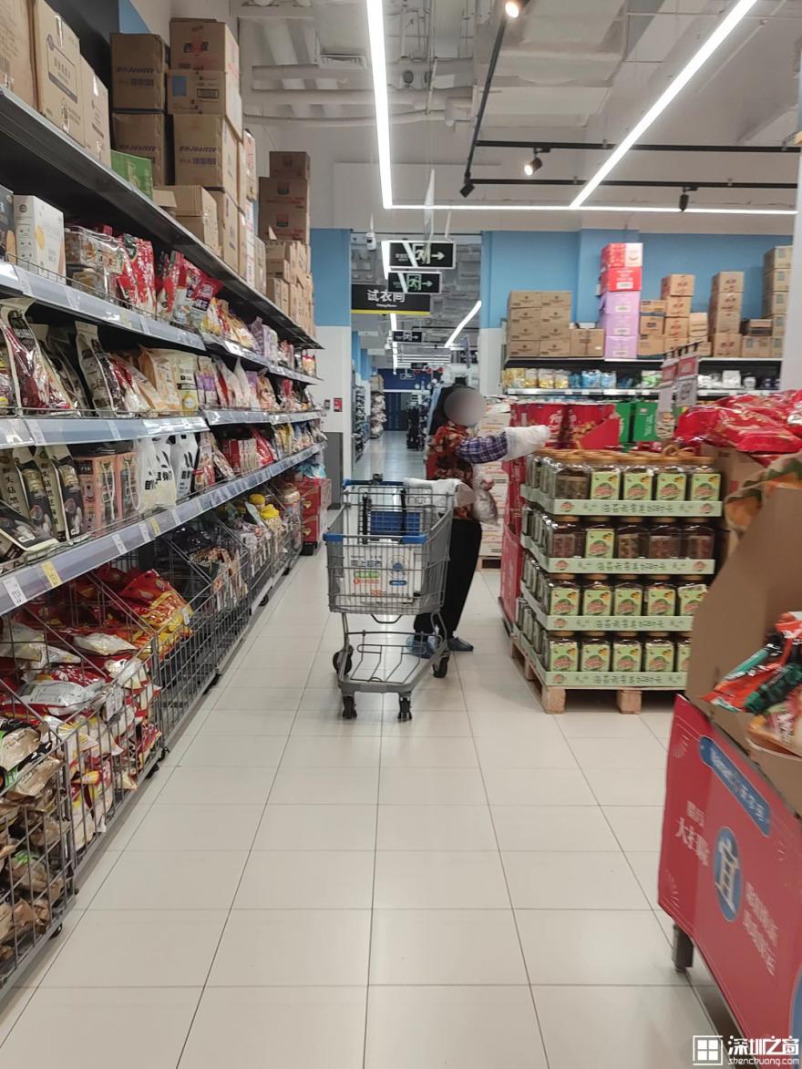 00后在深圳当推销员：“我的青春180元/天”