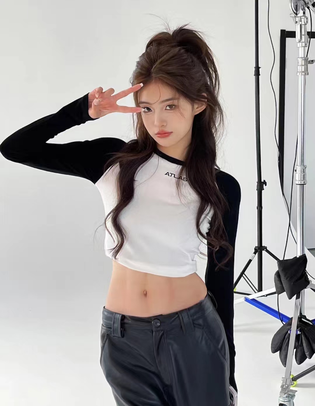 流行的短发型黑色减龄,挂耳短发2023爆款洋气