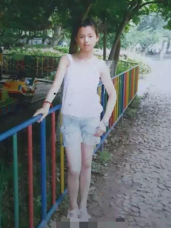 最有钱女明星刘亦菲,刘亦菲秀名贵翡翠大耳环