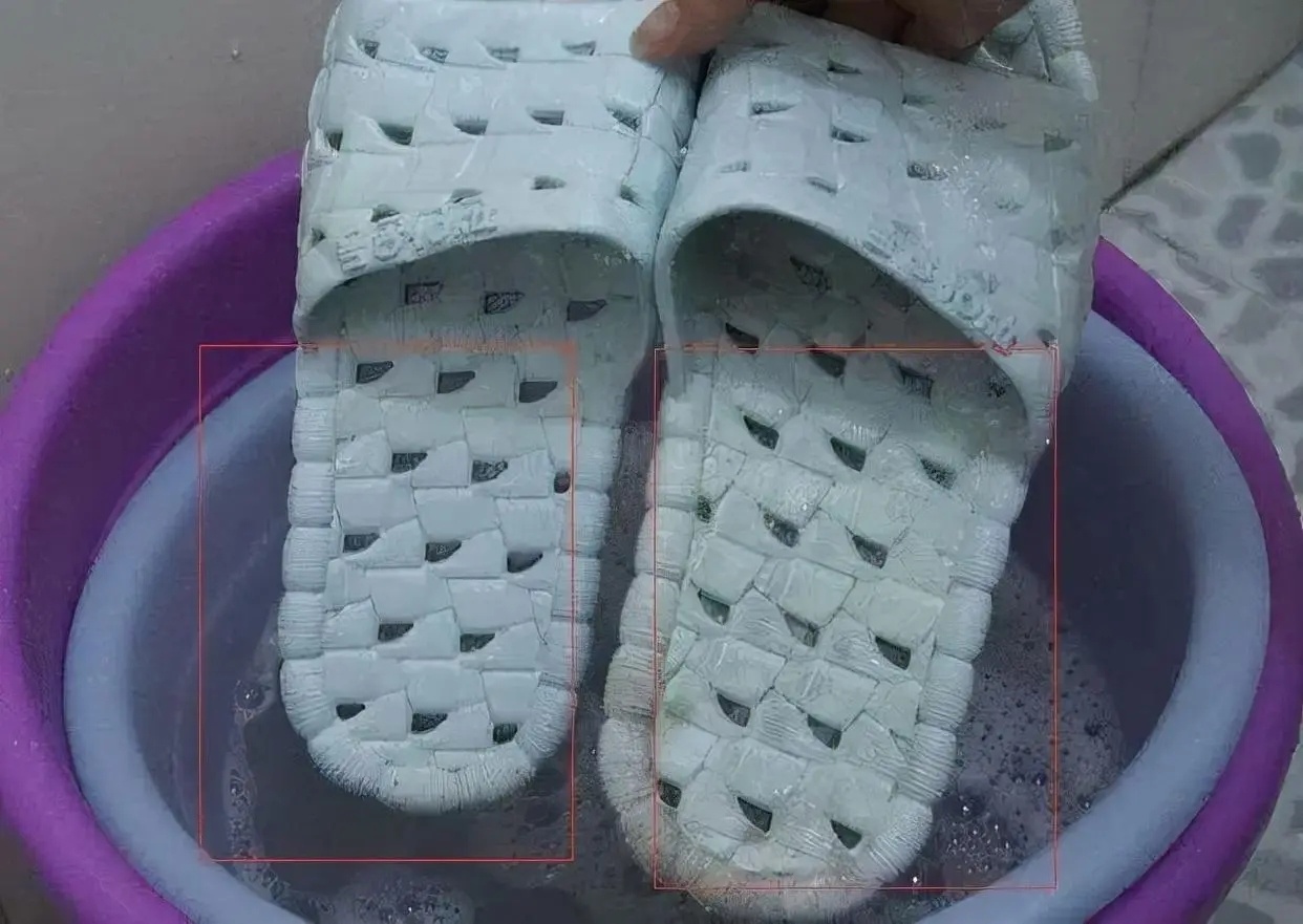 拖鞋穿久了“又黑又黄”不好洗？教你妙招，不用手刷，跟新一样
