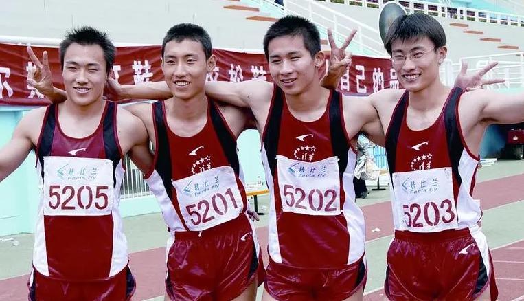 眼镜飞人胡凯：18岁才练习百米却加冕世界冠军，如今是清华副教授