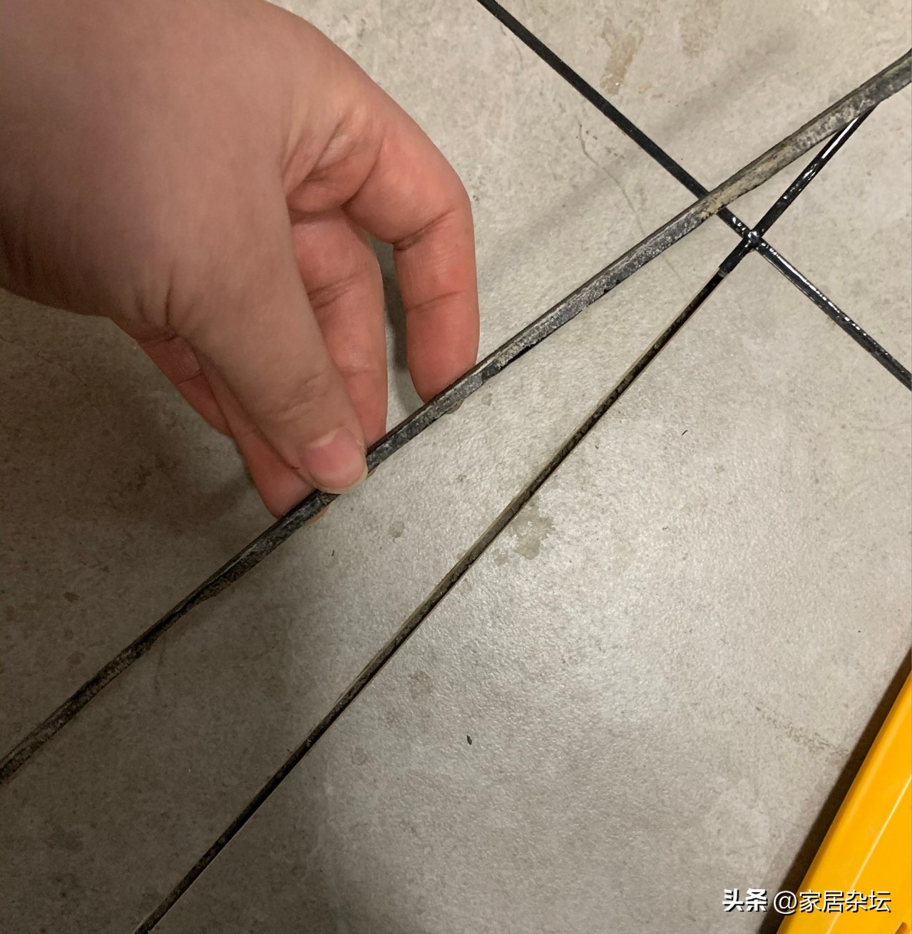 卫生间门口墙面返潮,刚装修不久卫生间门口返潮