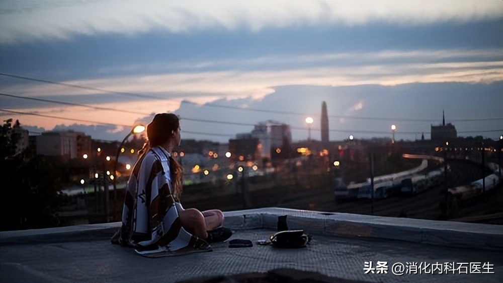 女子新婚之夜舌头出血,影响生活,确诊后女子绝望地走到了19楼顶