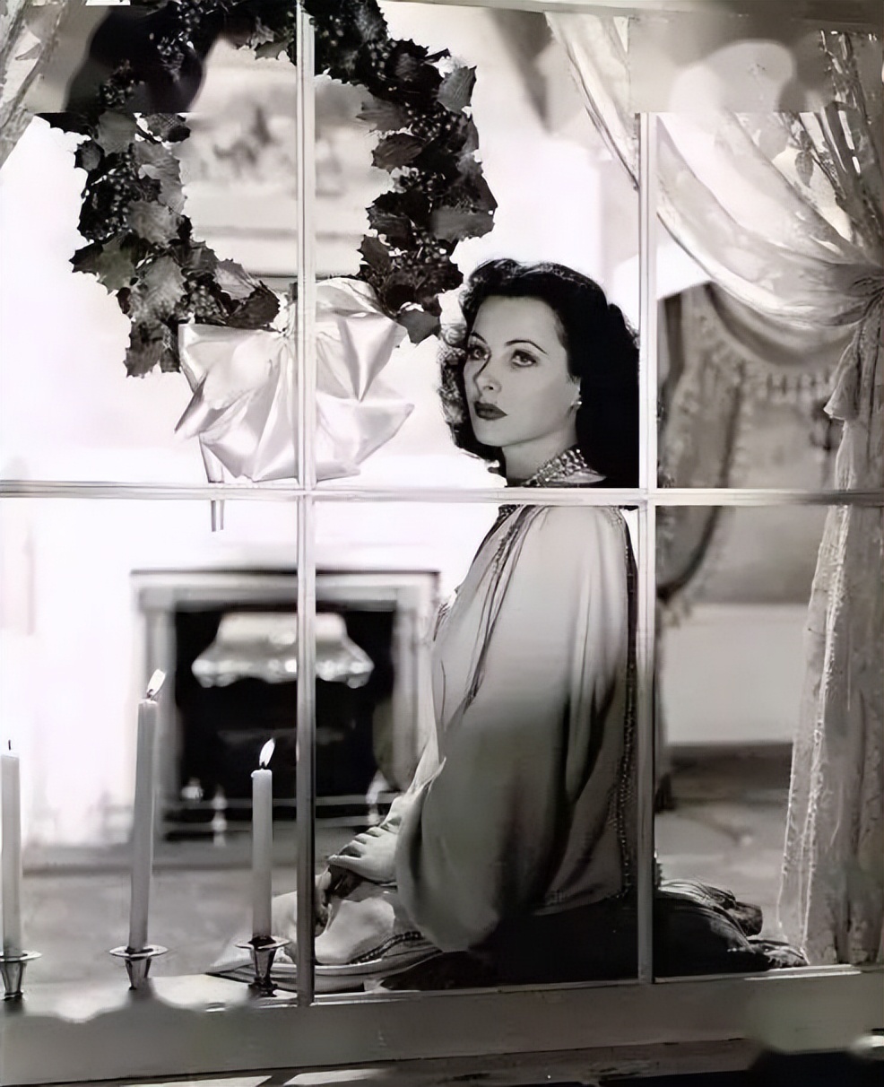 好莱坞奇女海蒂：首创赤裸出镜，晚年迷上偷窃，却被捧为WIFI之母