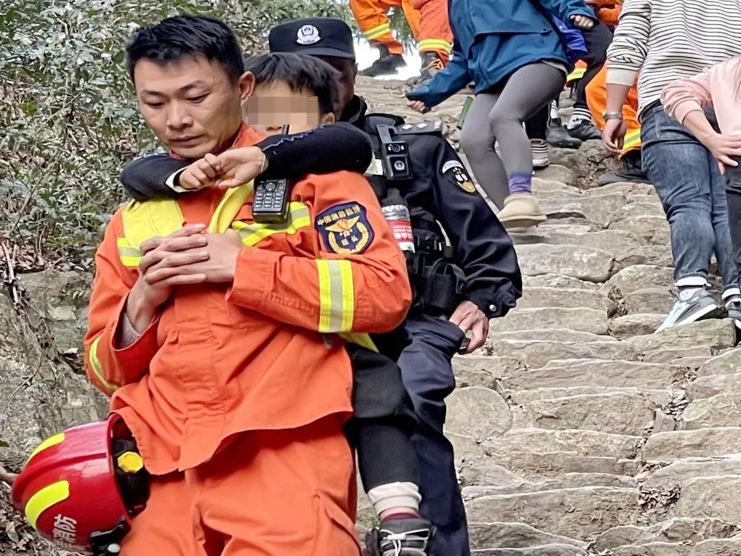 义乌：7岁男童登山中暑被困多部门接力救援