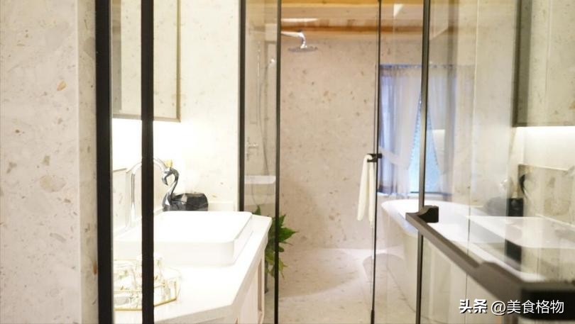 用完的牙膏千万别扔放在马桶水箱,用完的牙膏管不要扔