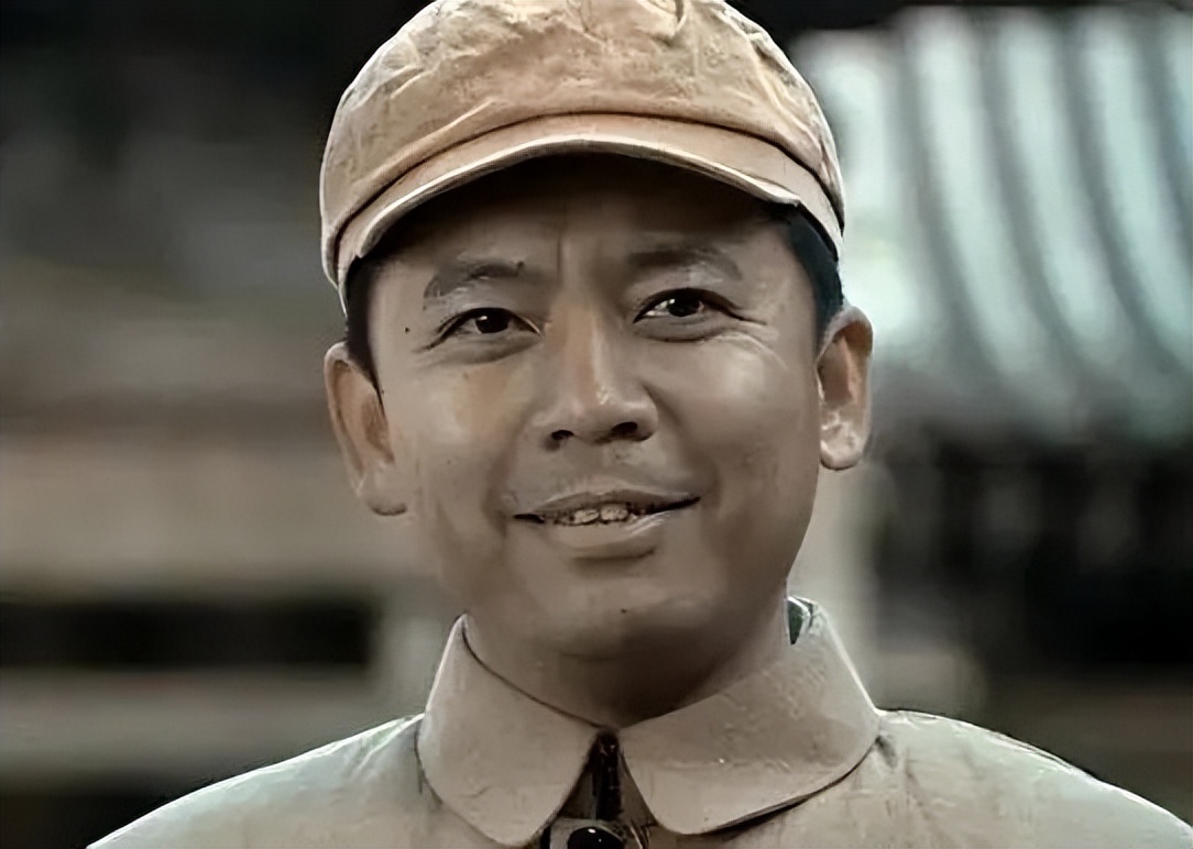 他曾错过巩俐，娶初恋为妻，凭《亮剑》爆红，结婚30年仍恩爱如初