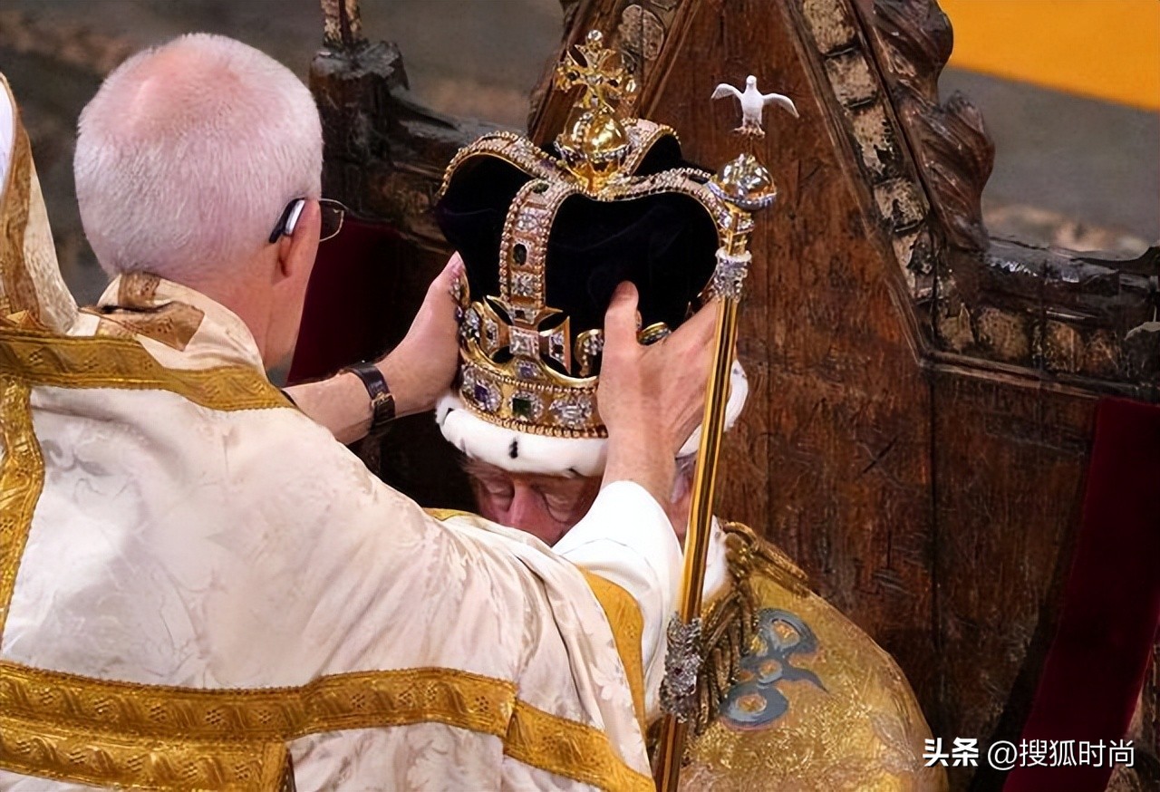 查尔斯三世加冕仪式整个过程,查尔斯三世加冕仪式戴皇冠权杖