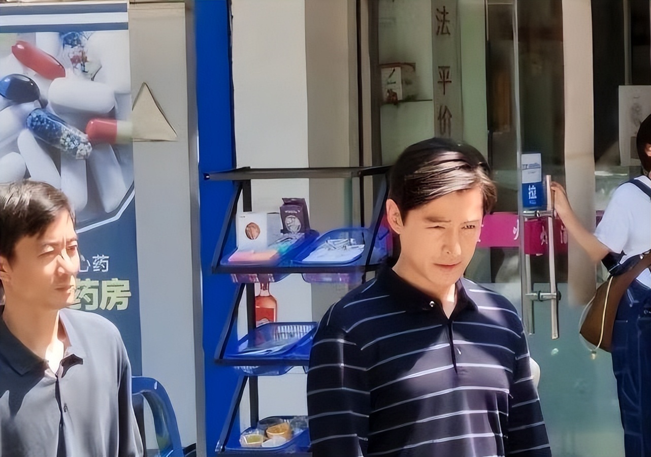 胡歌穿西装配什么裤子,胡歌太年轻一袭西装尽显精英范儿