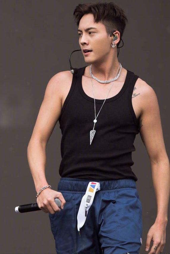 瘦成纸片人的明星,5位纸片人明星瘦成排骨