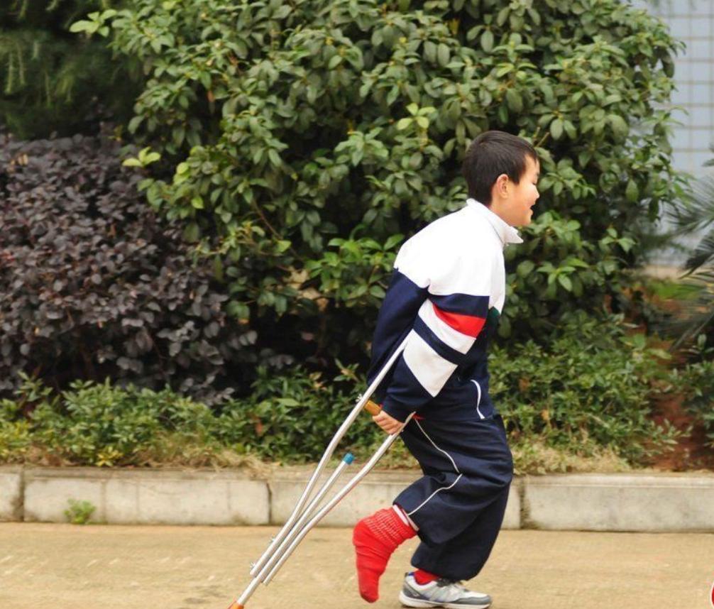 10岁男孩被奶奶喂出痛风，走路要用拐杖，医生：别吃太好了