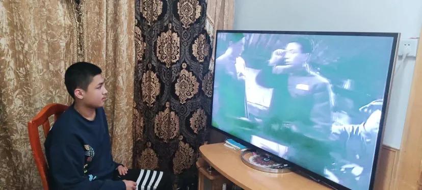 观看红色电影传承红色精神800字,中小学组织观看红色电影